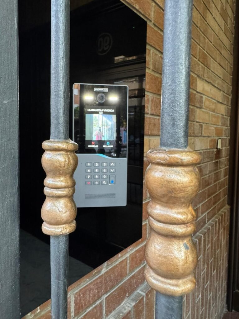 Cambiar Monitor Antiguo por Wifi Tavernes Blanques
